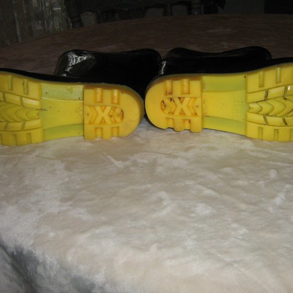 A Co Ladies Black And Yellow Rain Boots Size 7 $5.00 AS AN ADD ON - Picture 4 of 4